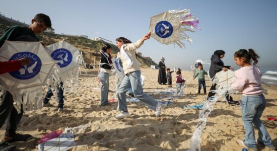 Fëmijët jetimë në Gaza shkruajnë ëndrrat e tyre në fluturake dhe i lëshojnë në qiell