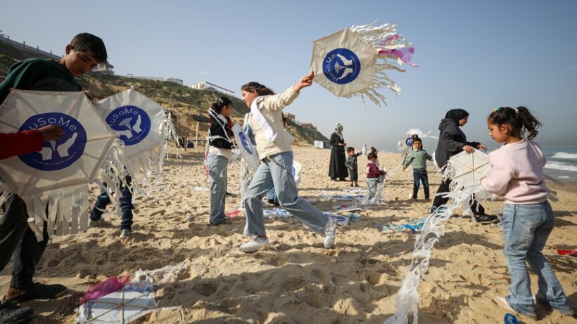 Fëmijët jetimë në Gaza shkruajnë ëndrrat e tyre në fluturake dhe i lëshojnë në qiell