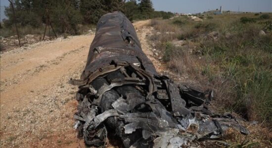 Mbetjet e raketës plagosën 12 persona në Emiratet e Bashkuara Arabe pas interceptimit