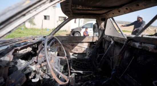 Pushtuesit izraelitë djegin automjete dhe sulmojnë shtëpitë palestineze në Bregun Perëndimor