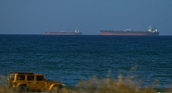 Irani ndalon dy anije në Ngushticën e Hormuzit