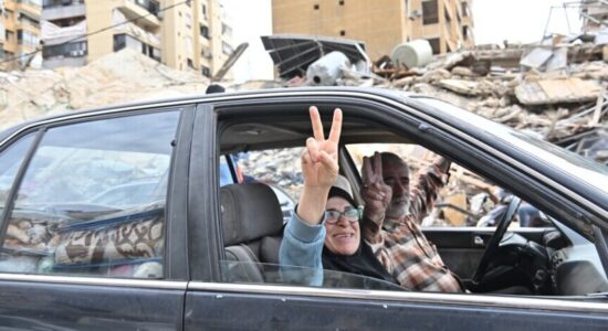 Dhjetëra mijëra libanezë të zhvendosur kthehen në jug dhe në periferitë e Bejrutit pas armëpushimit