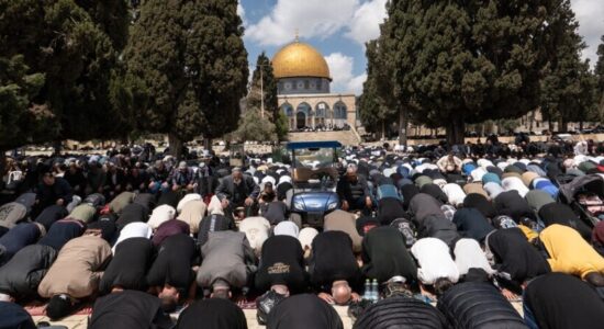 Xhamia Al-Aksa rihapet për besimtarët për namazin e parë të xhumasë pas një mbylljeje disa javore