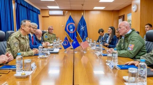 Komandanti i KFOR-it pret ambasadorin amerikan në NATO, diskutojnë për sigurinë në Kosovë