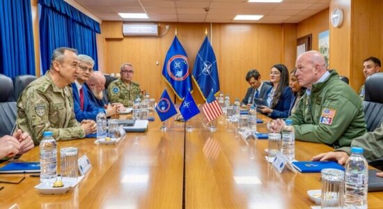 Komandanti i KFOR-it pret ambasadorin amerikan në NATO, diskutojnë për sigurinë në Kosovë