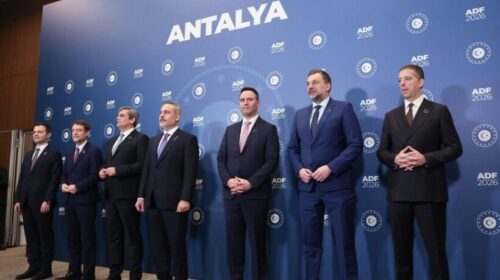 Ministri i Jashtëm turk priti takimin e Platformës së Paqes për Ballkanin në margjinat e ADF-së