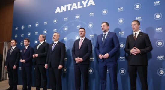 Ministri i Jashtëm turk priti takimin e Platformës së Paqes për Ballkanin në margjinat e ADF-së