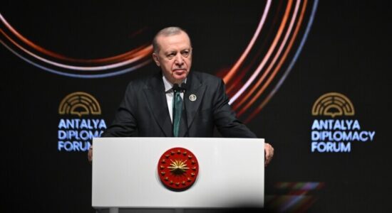Presidenti Erdogan thotë se rendi global është në “prag të rrezikshëm”, bën thirrje për diplomaci dhe stabilitet