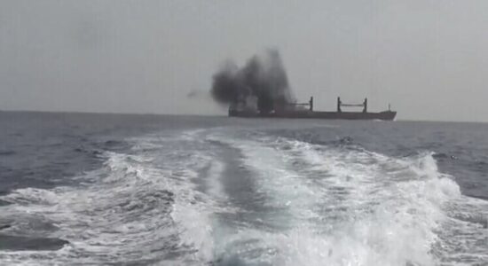 Një anije kontejnerësh dëmtohet nga zjarri i një anijeje luftarake pranë Omanit