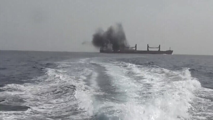 Një anije kontejnerësh dëmtohet nga zjarri i një anijeje luftarake pranë Omanit