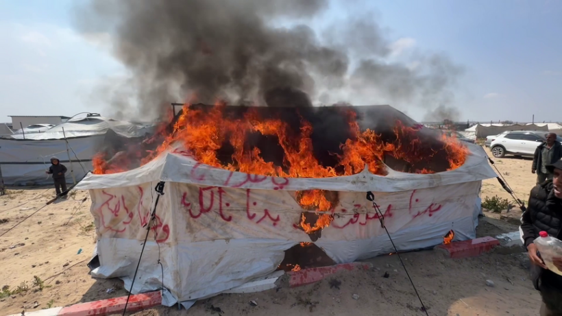 Banorët e Gazës protestojnë duke “djegur tenda” që bota të dëgjojë zërin e tyre