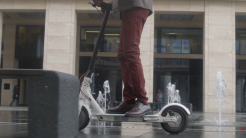(VIDEO) Rritja e përdorimit të trotinetëve shton problemet në komunikacion