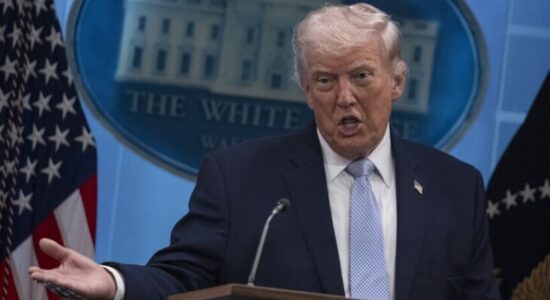 Trump: Irani dëshiron ta mbajë të mbyllur Ngushticën e Hormuzit për të “shpëtuar fytyrën”