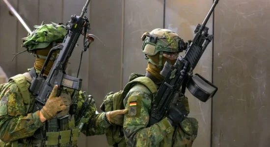 Gjermania shtrëngon rregullat, burrat duhet të marrin leje nga ushtria për të dalë jashtë shtetit