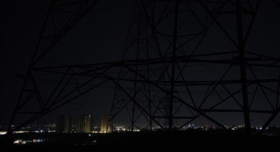 Media iraniane: Avionët luftarakë amerikanë dhe izraelitë bombarduan kompleksin petrokimik në Shiraz të Irani