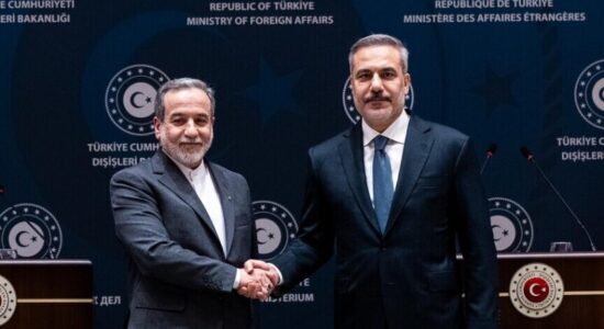 Shefat e diplomacisë turke dhe iraniane diskutojnë zhvillimet e fundit në bisedimet mes Teheranit dhe Washingtonit