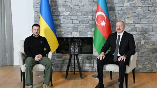 Presidenti ukrainas Zelenskyy mbërrin në Azerbajxhan për t’u takuar me presidentin Aliyev