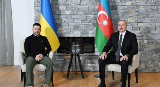 Presidenti ukrainas Zelenskyy mbërrin në Azerbajxhan për t’u takuar me presidentin Aliyev