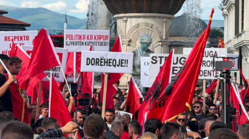 Fillon protesta e studentëve për provimin e jurisprudencës në gjuhën shqipe