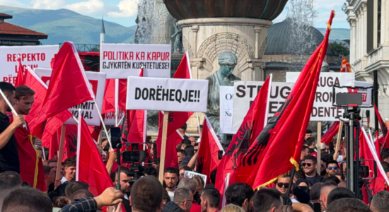 Fillon protesta e studentëve për provimin e jurisprudencës në gjuhën shqipe
