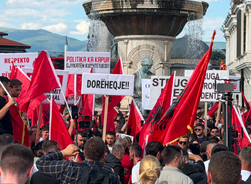 Fillon protesta e studentëve për provimin e jurisprudencës në gjuhën shqipe