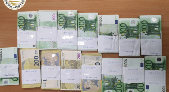 Gjysmë milioni euro u gjetën në një bunker në një minibus në pikën kufitare Tabanoc
