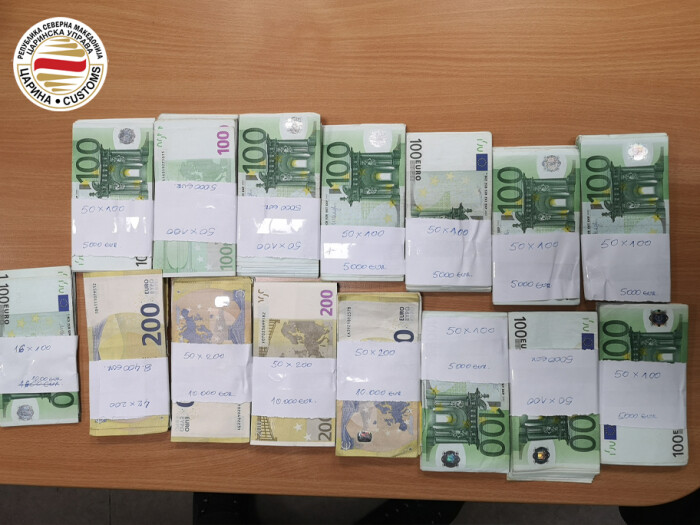 Gjysmë milioni euro u gjetën në një bunker në një minibus në pikën kufitare Tabanoc