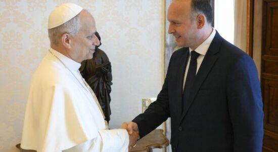 Kryeparlamentari Gashi në Vatikan takoi Papa Leonin XIV: Dialogu dhe bashkëpunimi, urë mes popujve