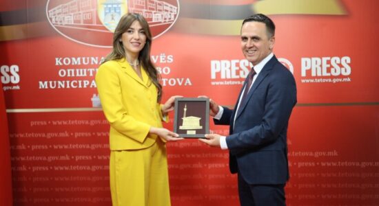 Bilall Kasami pret në Tetovë presidenten në detyrë të Kosovës, Albulena Haxhiu