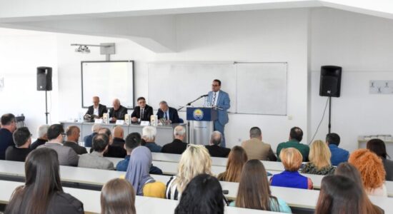 Në Fakultetin Filozofik të Universitetit të Tetovës u promovua libri “Vite të përgjimeve” të autorit Muhamed Halili