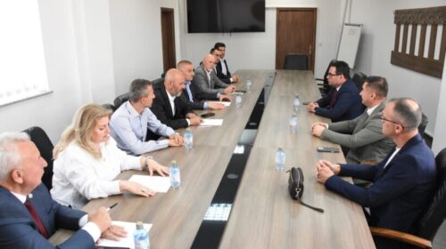 Kandidatët për rektor të Universitetit të Tetovës realizuan takim të përbashkët për një proces zgjedhor demokratik dhe transparent
