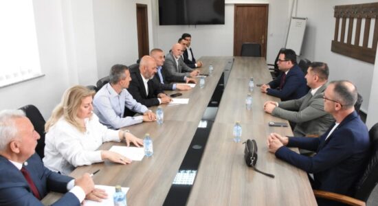 Kandidatët për rektor të Universitetit të Tetovës realizuan takim të përbashkët për një proces zgjedhor demokratik dhe transparent