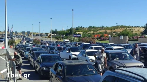 Kolona me kilometra dhe vonesa në vendkalimin kufitar Evzoni/Bogorodicë për hyrje në Greqi