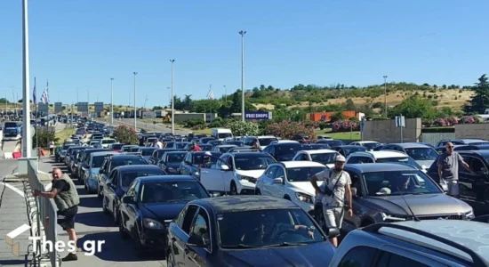 Kolona me kilometra dhe vonesa në vendkalimin kufitar Evzoni/Bogorodicë për hyrje në Greqi