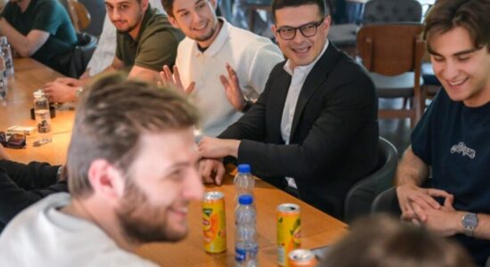 Strugë: Vengu dhe Kushi përkrahin rininë protestuese studentore shqiptare