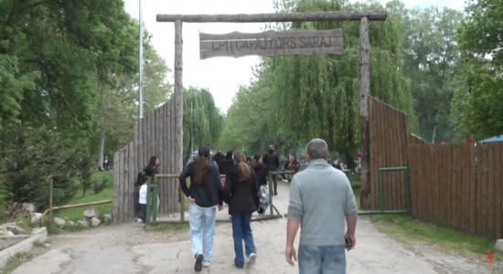 (VIDEO) Parku i Sarajit mbushet me qytetarë që festojnë Ditën e Punëtorëve