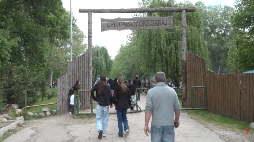 (VIDEO) Parku i Sarajit mbushet me qytetarë që festojnë Ditën e Punëtorëve