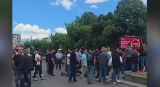 (VIDEO) Protestë në afërsi të Bit Pazarit, tregtarët ndaluan mbylljen e vendkalimit ilegal