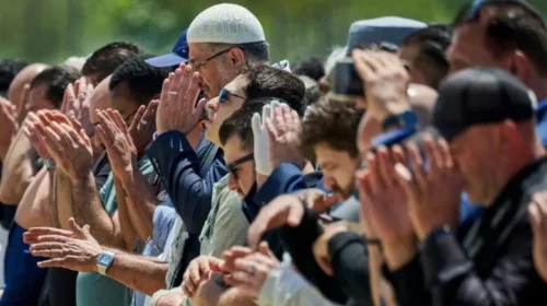 (VIDEO) Komuniteti mysliman në San Diego varros tre martirët e sulmit terrorist në xhami