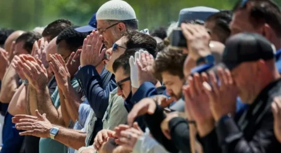 (VIDEO) Komuniteti mysliman në San Diego varros tre martirët e sulmit terrorist në xhami