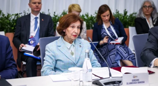 Siljanovska-Davkova në samitin në Jerevan: Lidhja energjetike dhe infrastrukturore janë çelësi për Evropë stabile dhe të sigurt