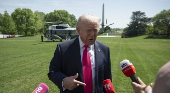 Trump shqyrton zgjerimin e operacionit ushtarak “Liria” mbi Ngushticën e Hormuzit teksa vazhdojnë bisedimet me Iranin