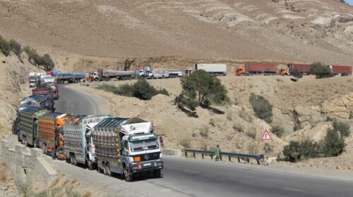 Kamioni që transportonte afganë të kthyer përmbyset, 18 të vdekur në lindje të Afganistanit