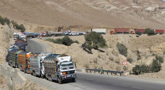 Kamioni që transportonte afganë të kthyer përmbyset, 18 të vdekur në lindje të Afganistanit