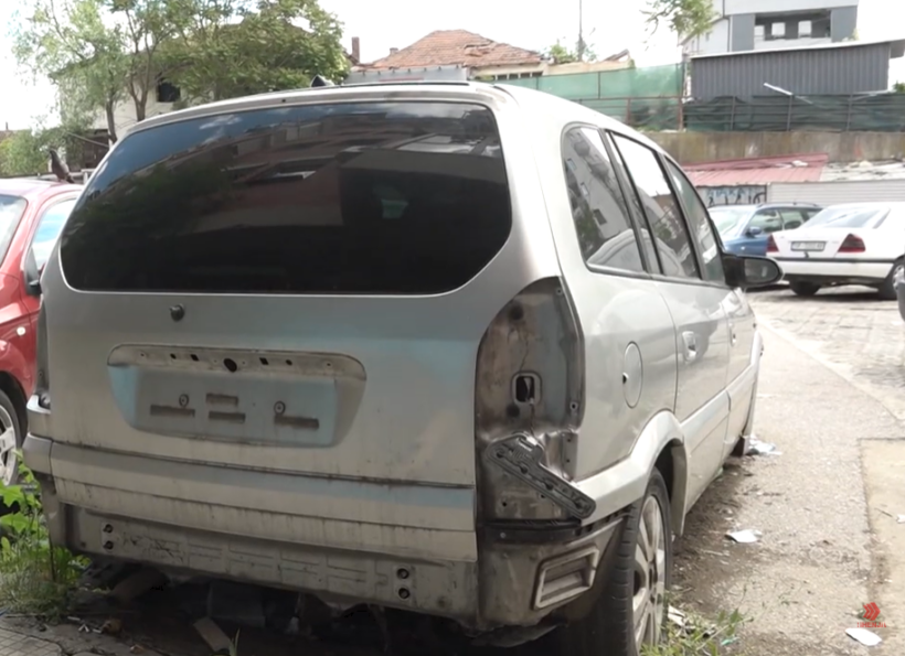 video-aksion-i-komunes-se-cairit-veturat-e-harrura-ne-parkingje-pritet-te-largohen