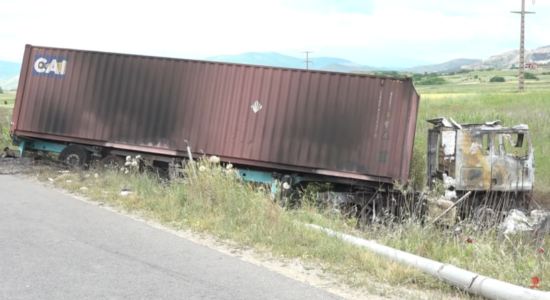 (VIDEO) Aksident tragjik në qarkoren e Shkupit, katër persona humbën jetën pasi kamioni kaloi në korsinë e ndaluar