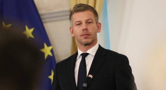 Hungaria tërheq kërkesën për t’u larguar nga GJNP-ja, ndalon importin e produkteve bujqësore nga Ukraina