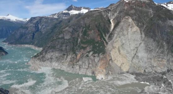 Një cunami masiv prej 500 metrash goditi Alaskën pas rrëshqitjes së tokës në një fjord