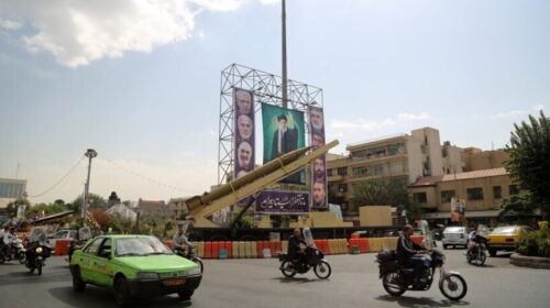Mbrojtja ajrore iraniane rrëzon një dron “armiqësor” mbi ishullin Qeshm pranë Ngushticës së Hormuzit