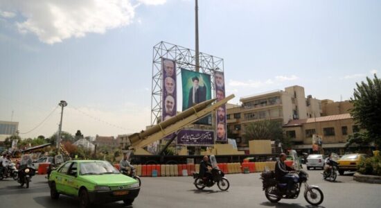 Mbrojtja ajrore iraniane rrëzon një dron “armiqësor” mbi ishullin Qeshm pranë Ngushticës së Hormuzit